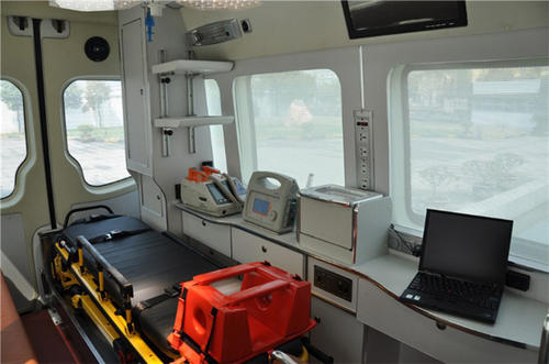 宕昌县救护车内部